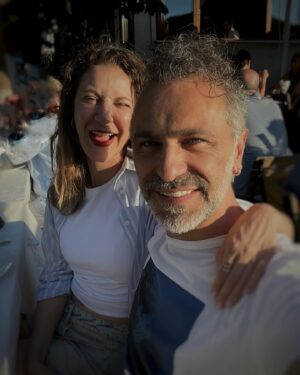Ece Dizdar Instagram - Blue summer. Parfüm ismi gibi oldu. Date’e çıkmıştık. Gölgeleri çok keskin fotoların. Ama çok güzel bir gündü biliyor musunuz? 
Bilinç akışlı caption. 
Mavi yaz. 
Mavi. 
Yaz. 
@serdarorcin
