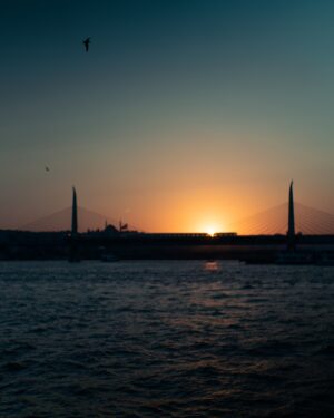 Ece Yaşar Instagram - Yılların eskitemediği gün batımı🌅🧡✨

Taken by @hhalilkaya