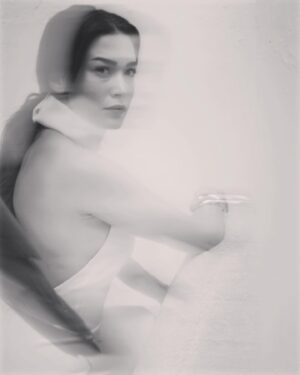 Ecem Özkaya Instagram - 🤍 
📸: @ayhanakbasofficial 👗: @sedassolmaz 💄: @rufiyekalmazzz 🪮: @mehmetturkibis
