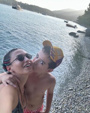 Ecem Özkaya Instagram - sudan sebepler probably :) 🐣🧚🏻‍♀️🧿♥️🎈