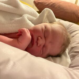 Ed Stafford Instagram - Welcome to the world baby Maya Stafford. Today is just magical. Mum and baby happy and healthy. 9lbs8oz of pure innocence. 🥰 y si… ella es Tica ☺️🇨🇷 

🇧🇷 Bem vinda ao mundo, querida Maya Stafford. Esses tempos são simplesmente mágicos. Mamãe e bebê felizes e saudáveis. 9lbs8oz de pura inocência. 🥰 e si… ella é Tica ☺️🇨🇷

🇹🇷Dünyaya hoş geldin bebek Maya Stafford. Bu zamanlar gerçekten büyülü. Anne ve bebek mutlu ve sağlıklı. 9 lbs8oz saf masumiyet. 🥰 y si… ella es Tica ☺️🇨🇷 

#costarica #tica #tico #babies #babygirl #babiesofinstagram #4thandlast