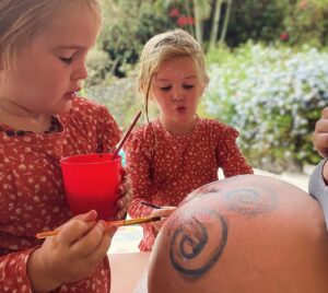 Ed Stafford Instagram - Ok so @laurabingham93 is about to drop at any moment. The baby girl is already over 9lbs so can’t be long now. She did a post about whether to call her Maya (my favourite and a kinda Central American theme) or Samantha (Sammy). Maya got over 70% of the votes. Do you agree? Any alternative suggestions to name the 4th (and very much last) Stafford sprog?? 🤷🏻‍♂️😬☀️