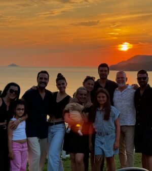 Eda Özerkan Instagram - 23.07.2024….❤️ @timuracar 

Dostlarla dün gece..🩷🌸
@mrtunlms @nuti.unlms @guvensahli @minee_ymz @bysedacitak @ctkengin @theroofada 🫶🏻🫶🏻🫶🏻🥂

Sonsuz olasılıklarım neler?🍀

#tavsiye