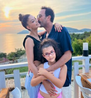 Eda Özerkan Instagram - Nice 888888888.yıllarımıza,yarınlarımıza… @timuracar ❤️🧿
8th anniversary
🥂
Bundan daha iyi nasıl olur?🍀

#niceyıllarımıza
#niceyıllarımıza