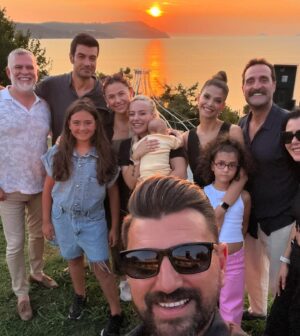 Eda Özerkan Instagram - 23.07.2024….❤️ @timuracar 

Dostlarla dün gece..🩷🌸
@mrtunlms @nuti.unlms @guvensahli @minee_ymz @bysedacitak @ctkengin @theroofada 🫶🏻🫶🏻🫶🏻🥂

Sonsuz olasılıklarım neler?🍀

#tavsiye