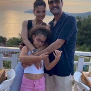 Eda Özerkan Instagram - 23.07.2024….❤️ @timuracar 

Dostlarla dün gece..🩷🌸
@mrtunlms @nuti.unlms @guvensahli @minee_ymz @bysedacitak @ctkengin @theroofada 🫶🏻🫶🏻🫶🏻🥂

Sonsuz olasılıklarım neler?🍀

#tavsiye