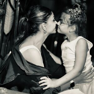 Eda Özerkan Instagram - Eşi benzeri olmayan tek duyguymus sana sarılmak.yedi yıldır tarifsizim.O kadar çok şükrediyorum ki..🙏🏻Sen beni hem anne yaptın,hem akranın,hem de büyüttün.Aşkı,sevgiyi,sabrı,inancı,umudu yüzle,binle çarptım sayende.Seni uyurken izlemek,gülüşünü günaydın niyetine güne iliştirmek nasıl anlatılır ki?”Anne olunca anlarsın” cümlesi  kelimelerin kifayetsiz kalışından doğmuş bence..🍀🥹
Ayışığım,günışığım,eliz’im..
seniiii çookk seviyorum bal kızım❤️mutluluk ve başarı hep seninle olsun.🐾🐾🙏🏻yüzündeki gülümseme hep var olsun ve yıldızın hep pırıl pırıl parlasın.🌟

İyi ki doğmuşsun,iyi ki benim kızım olmuşsun!🎂🎁🎈😻🙏🏻
Kızçem 7 yaşında.🎉

Nasıl bu kadar şanslı oldum?🍀

#elizbüyüyor 08.08.2024 😻