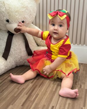 Eden Rodrigues Instagram - Minha querida filha, hoje você completa 7 meses de vida e nosso coração transborda de alegria e gratidão. Desde que você chegou, nossa vida se encheu de luz, amor e sorrisos. Cada dia ao seu lado é uma bênção, uma nova descoberta, um novo motivo para sorrir.

Você é a nossa maior alegria, a nossa razão de viver. Ver você crescer, aprender e se desenvolver é o maior presente que poderíamos receber. Seu sorriso ilumina nossos dias e seu amor enche nossos corações de felicidade.

Que a vida seja sempre generosa com você, minha pequena, e que você cresça cercada de amor, saúde e felicidade. Estaremos sempre aqui, ao seu lado, para te apoiar, te proteger e te amar incondicionalmente.

Feliz 7 meses de vida, nossa princesa. Que este seja o primeiro de muitos meses repletos de amor, alegria e realizações. Te amamos mais do que tudo neste mundo