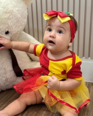 Eden Rodrigues Instagram - Minha querida filha, hoje você completa 7 meses de vida e nosso coração transborda de alegria e gratidão. Desde que você chegou, nossa vida se encheu de luz, amor e sorrisos. Cada dia ao seu lado é uma bênção, uma nova descoberta, um novo motivo para sorrir.

Você é a nossa maior alegria, a nossa razão de viver. Ver você crescer, aprender e se desenvolver é o maior presente que poderíamos receber. Seu sorriso ilumina nossos dias e seu amor enche nossos corações de felicidade.

Que a vida seja sempre generosa com você, minha pequena, e que você cresça cercada de amor, saúde e felicidade. Estaremos sempre aqui, ao seu lado, para te apoiar, te proteger e te amar incondicionalmente.

Feliz 7 meses de vida, nossa princesa. Que este seja o primeiro de muitos meses repletos de amor, alegria e realizações. Te amamos mais do que tudo neste mundo