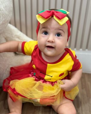 Eden Rodrigues Instagram - Minha querida filha, hoje você completa 7 meses de vida e nosso coração transborda de alegria e gratidão. Desde que você chegou, nossa vida se encheu de luz, amor e sorrisos. Cada dia ao seu lado é uma bênção, uma nova descoberta, um novo motivo para sorrir.

Você é a nossa maior alegria, a nossa razão de viver. Ver você crescer, aprender e se desenvolver é o maior presente que poderíamos receber. Seu sorriso ilumina nossos dias e seu amor enche nossos corações de felicidade.

Que a vida seja sempre generosa com você, minha pequena, e que você cresça cercada de amor, saúde e felicidade. Estaremos sempre aqui, ao seu lado, para te apoiar, te proteger e te amar incondicionalmente.

Feliz 7 meses de vida, nossa princesa. Que este seja o primeiro de muitos meses repletos de amor, alegria e realizações. Te amamos mais do que tudo neste mundo