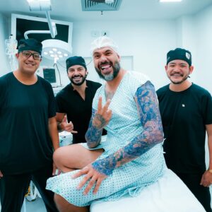Eden Rodrigues Instagram - Tattoo, Risadas & Resenha rolando por aqui no centro cirúrgico! Hoje foi dia de atender o Maloka 🤟🔥 !

Trabalho realizado pela Azoto Tattoo em parceria com a @original_sptattoo , que vai arrepiar nesse trampo!

#azototattoo #tatuagemsemdor #tattoonopain #nopain #semdor #anestesia #anestesista #anestesiologia #tatuagem