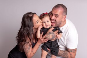 Eden Rodrigues Instagram - O ensaio era de dia das mamães, mas o papai não resistiu e quis amassar essa gostosura também! ❤️ 
Foto: @estudiothaiscastro 
Make: @camilacastro.makeup