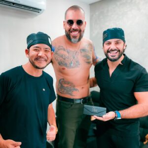 Eden Rodrigues Instagram - Tattoo, Risadas & Resenha rolando por aqui no centro cirúrgico! Hoje foi dia de atender o Maloka 🤟🔥 !

Trabalho realizado pela Azoto Tattoo em parceria com a @original_sptattoo , que vai arrepiar nesse trampo!

#azototattoo #tatuagemsemdor #tattoonopain #nopain #semdor #anestesia #anestesista #anestesiologia #tatuagem
