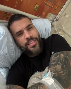 Eden Rodrigues Instagram - Sabe aquele ditado ‘rir é o melhor remédio’? Bem, aparentemente meu coração decidiu testar isso... de forma um pouquinho radical. Imagine a cena: eu, dormindo na madrugada de terça feira 5h da manhã, sou atacado por uma dor muito forte no peito que fez até meu senso de humor dar uma pausa.
Corri pro hospital – diagnóstico: infarto. Mas calma, não se preocupem, estou aqui firme e forte (bem, talvez não tão forte assim – obrigado, remédios). Já deixei a UTI para trás e agora estou curtindo o VIP do hospital, com TV e celular liberados (finalmente, Disney plus!).
Agora, falando sério, galera. Coração é coisa séria! Façam aquele ‘check-up’ anual no cardiologista, ok? Eu, pelo menos, descobri que meu coração anda tramando umas pegadinhas sem graça, então não custa nada prevenir. Cuidem-se, afinal, não quero meu público rindo das minhas piadas do além!