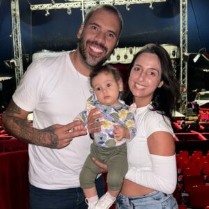 Eden Rodrigues Instagram - Hoje é um dia especial, daqueles que ficam marcados na memória. Trouxemos nossa filha pela primeira vez ao Circo Portugal, um lugar mágico que estamos compartilhando com ela.

O circo é mais do que um espetáculo, é um símbolo de alegria, superação e esperança. Os palhaços, com suas brincadeiras e sorrisos, nos lembram que, mesmo nos momentos difíceis, é possível encontrar motivos para sorrir.

O Circo Portugal e tantos outros circos pelo mundo não podem morrer, pois são lugares onde a imaginação voa alto e os sonhos se tornam realidade. O circo é um lugar onde a magia acontece, e os palhaços são os guardiões dessa magia, lembrando-nos de que, no final do dia, o que importa é espalhar amor e alegria.

Que possamos continuar valorizando e apoiando o circo, para que as futuras gerações também possam ter a oportunidade de viver essa experiência única. Afinal, o circo não é apenas um espetáculo, é um lugar onde a esperança se renova a cada risada. #CircoPortugal #MagiaDoCirco #PalhaçoÉEsperança
