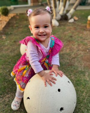 Eden Rodrigues Instagram - 11 meses de nascida da Liz ❤️ 
Como o tempo é implacável, parece que ainda ontem estávamos ansiosos com sua chegada, preparando tudo pra te receber e agora você já está comemorando seu último “mêsversario”, nesse mesmo dia do mês que vem estaremos comemorando um ano da sua chegada. Só podemos festejar e agradecer a Deus por ter nos enviado o maior presente que já recebemos e a missão mais desafiadora e feliz. Te amamos demais princesa!! ❤️