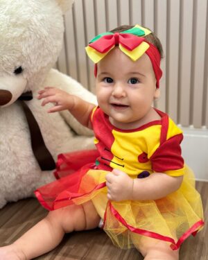 Eden Rodrigues Instagram - Minha querida filha, hoje você completa 7 meses de vida e nosso coração transborda de alegria e gratidão. Desde que você chegou, nossa vida se encheu de luz, amor e sorrisos. Cada dia ao seu lado é uma bênção, uma nova descoberta, um novo motivo para sorrir.

Você é a nossa maior alegria, a nossa razão de viver. Ver você crescer, aprender e se desenvolver é o maior presente que poderíamos receber. Seu sorriso ilumina nossos dias e seu amor enche nossos corações de felicidade.

Que a vida seja sempre generosa com você, minha pequena, e que você cresça cercada de amor, saúde e felicidade. Estaremos sempre aqui, ao seu lado, para te apoiar, te proteger e te amar incondicionalmente.

Feliz 7 meses de vida, nossa princesa. Que este seja o primeiro de muitos meses repletos de amor, alegria e realizações. Te amamos mais do que tudo neste mundo