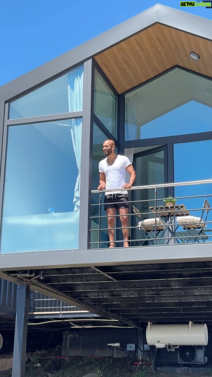Édgar Vittorino - 2.2K Likes - He vuelto a Galicia buscaba paz, naturaleza, mar y silencio para conectar de nuevo con la 🌏!
La elecciòn ha sido @osbalcons_riadearousa !!!
Gracias por tremendo descubrimiento.
Un lugar màgico!
Me voy deseando volver 🤿🏡🏖️!
#galicia #cabañas #naturaleza #casarural #vistasincreibles #osbalcons #hotel #galiciacalidade