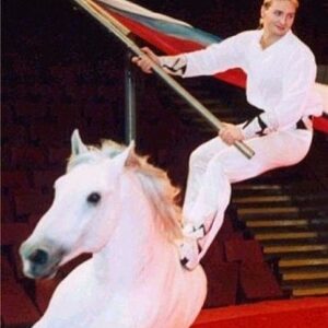 Edgard Zapashnyy Instagram - Не помню какой год( примерно 2005), но четко помню, что очень любил запрыгивать на абсолютно голого Элвиса и делал  это достаточно легко!

П.С. фото сделано во время репетиции. Раз 10 приходилось повторять этот трюк, чтобы фотограф сделал хороший кадр!
#запашный #курс #сделановроссии #ямашина