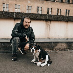 Edin Hasanović Instagram - „Komm doch wenn du dich traust!“
Neues Album ist raus!
📸@robertschlesinger