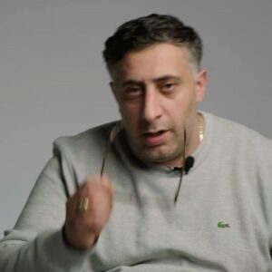 Edin Hasanović Instagram - Mit diesen Vorurteilen sah ich mich in verschiedensten Gesprächen konfrontiert und war meist sprachlos. Auch weil ich nichts kluges entgegnen konnte. 
Meine Kollegen haben dafür gesorgt, dass es nicht mehr so ist. Wenn’s euch auch so geht- teilt diese Videos.
❤️
#faktengegenvorurteile