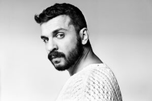 Edin Hasanović Instagram - Den Rest des Jahres nehme ich mir vor, noch mehr als sonst bei mir sichtbarer Ungerechtigkeit, Diskriminierung, Feindlichkeit jeder Art und Rassismus meine Stimme zu erheben. 
Egal wie klein und privat der Rahmen ist. 

Ich werde nicht versuchen den Helden zu spielen, meine Gesundheit, mein Leben und das der Menschen, die es betrifft, nicht in Gefahr bringen, aber ich werde noch lauter sein, als ich es ohnehin schon war. 

Auch wenn mir manchmal die richtigen Worte fehlen werden und ich mich dann deswegen schäme. Aber ich lass mir von meiner eigenen Scham nicht den Mund verbieten. Lieber schäme ich mich in diesem Moment, weil ich nicht die perfekte Punchline habe, als danach weil ich leise blieb.
 
Dann wird es noch mehr zur Gewohnheit und das Jahr 2022 wird eins, wo ich das Denken solcher Menschen ständig versuche zu verändern, oder ihnen wenigstens auf Schritt und Tritt verbal das Maul stopfe.

Und wenn ich nicht allein bin mit meinem Vorhaben, dann höre ich deine laute Stimme ja sowieso beim Einkaufen, im Krankenhaus, im Straßenverkehr, beim Hobby Ausüben oder im Park und trete dir zur Seite und unterstütze dich. Und du mich. 

Check?

📷MathiasBothor