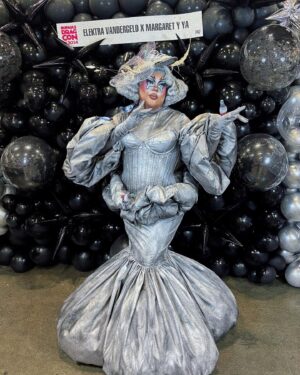 Edo Peltier Instagram - drag con day 1

look @the_weird_market 
peinado @uzotsuki
decoración del booth @mesadedulcesadan