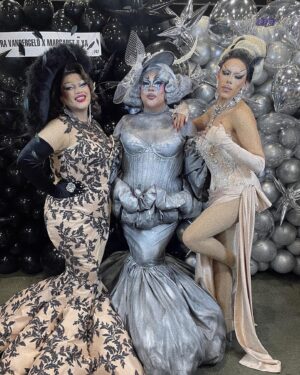 Edo Peltier Instagram - drag con day 1

look @the_weird_market 
peinado @uzotsuki
decoración del booth @mesadedulcesadan