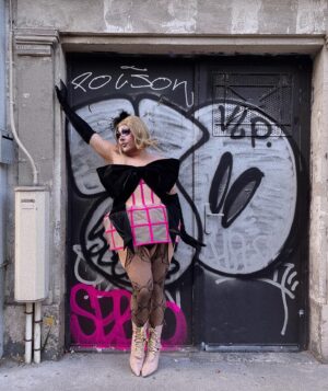 Edo Peltier Instagram - paris 🇫🇷🥖

vestido y tocado @the_weird_market 
peinado @cherrydarlingxoxox