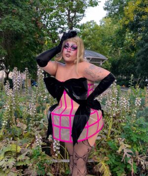 Edo Peltier Instagram - paris 🇫🇷🥖

vestido y tocado @the_weird_market 
peinado @cherrydarlingxoxox