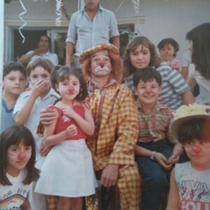 Eduardo Fuentes Instagram - Que linda foto me apareció por ahí. Esto es de algún momento en los 80s. Es la casa de los tíos Germán y Luz en La Florida, seguramente un cumpleaños. Me encanta la energía de alegría y amor que abunda en la foto. Me encanta verme así de feliz, porque refleja mi sentir más permanente. Feliz y agradecido rodeado de gente que quiero. Atrás se alcanza a ver a mi papá. Pensar que para algunos tildar de payaso a otro es una ofensa… no saben lo que se pierden.