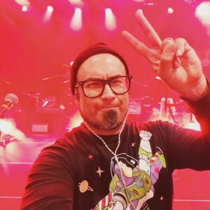 Eduardo 'Lalo' Ibeas Instagram - Hoy parte la gira de despedida de @chanchoenpiedraoficial en Antofagasta. Hay sentimientos encontrados, penas y alegrías juntas,  pero ya a menos de una hora del último show en Antofa! .Pero vamos con Todo!! Gracias a los que agotaron el show!! Nos vemos ! #chanchoenpiedra #voyyvuelvo