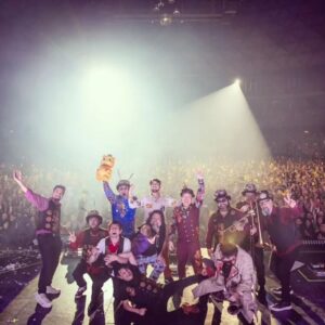 Eduardo 'Lalo' Ibeas Instagram - Y llego el día del final, lo vivido ayer fue increíble, gracias a todos los que hicieron posible el tremendo show de despedida, Músicos, Artistas, técnicos, manager ( mi hermano), productores, y sobretodo a la inmensa convocatoria de la comunidad marrana. Fueron muchas emociones, pero la que mas me gustaría profundizar es la gratitud, no tengo palabras para tanto cariño recibido, los extrañare a todos y cada uno de ustedes, sin lugar a dudas, fueron los mejores años de nuestras vidas, y creo firmemente que Todos hicimos que Chancho en Piedra fuera algo mas grande que sus propios integrantes, es una entidad que puede seguir viva, incluso sin nosotros activamente tocando. 

	Como dije en el show, la única muerte es el olvido, yo nunca los olvidare y espero que ustedes tampoco a nosotros. 

	Fue un Honor y Privilegio estar en cada uno de esos escenarios por casi 30 años. Los quiero , y confiemos que el tiempo será mejor…….Triste no estaré…. 

#chanchoenpiedra #chep

@feloilabaca @tonostark @cfunk @jpibeas @leidkeys @panchogmusic @mari0_hugo @delgritoaleco