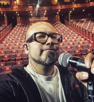 Eduardo 'Lalo' Ibeas Instagram - Ensayando, probando sonido para el primer show aniversario 26 del Peor es Mascar lauchas. En el teatro de Las Condes. Gracias a todos los que agotaron las tres funciones !! Nos vemos pronto!! #chanchoenpiedra #chep #teatrolascondes #peoresmascarlauchas