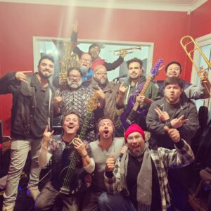 Eduardo 'Lalo' Ibeas Instagram - Ayer fue el último ensayo, si bien fue intenso y energético, terminé con una pena inmensa por extrañar ese taller donde llegaba una simple idea loca y terminaba siendo otra cosa generalmente más increíble. Extrañare a cada uno de mis talentosos amigos y colegas que llevaron este barco a lugares inimaginables. Pero al mismo tiempo, siento la satisfacción de haber vivido años increíbles en este lindo oficio. Gracias a todos los que transformaron estas locuras en parte de sus vidas. Los quiero a todos, y no hay palabras para expresar tanta gratitud. VIVA CHILE MIERDA Y LOS CHANCHO EN PIEDRA!!!