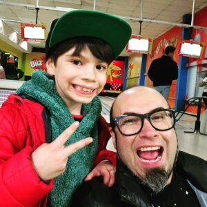 Eduardo 'Lalo' Ibeas Instagram - He realizado muchas cosas en mi vida, pero la más gratificante ha sido ser Papa. 

Llevo solo 7 años en esto, pero sin lugar a dudas, han sido los mejores de mi vida. 

Cuando @powertefi estaba embarazada un gran amigo me dijo "vas a tener que aprender a vivir con el corazón afuera", y es la pura y santa verdad, siento que gran parte de mi felicidad es verlo feliz a él, verlo creativo, curioso, amoroso, expresivo. 

Espero estar haciéndolo bien, claramente uno no es perfecto, pero en el camino lo hemos pasado bien. 

Hijito no ha pasado ni un día en que no haya intentado sacarte una sonrisa, ni en que hayamos aprendido algo nuevo, me encanta como eres, gracias por dejarme ser tu papá, te escogería mil veces, y aunque hoy no pueda estar físicamente contigo, porque ando en gira, te llevo siempre en mi cada lugar de corazón. 

Feliz día a todos los papás!!