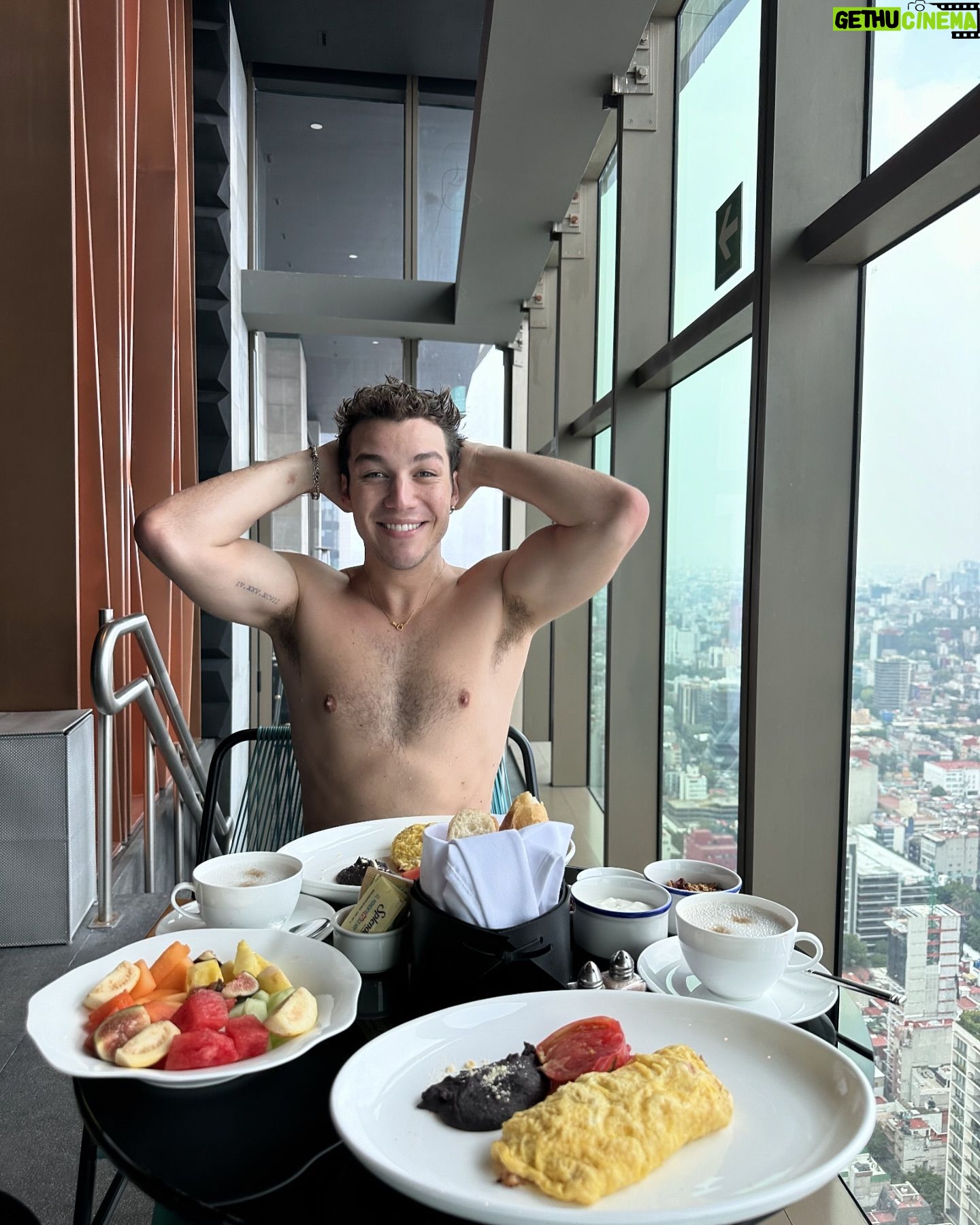 Eduardo Maruri - 12.7K Likes - no quiero salir de este hotel nunca más