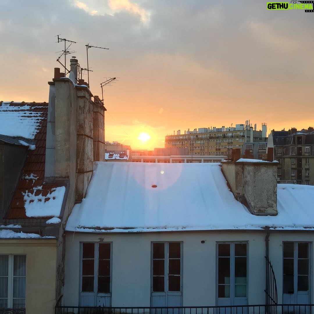 Eduardo Valdarnini - 2K Likes - Anche Parigi ha i suoi momenti
