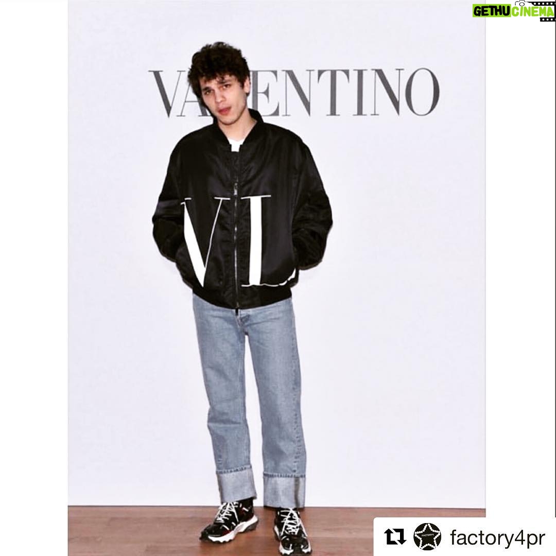 Eduardo Valdarnini - 4.8K Likes - Si riaprono le danze dell’alta moda a Parigi. Grazie per la sfilata (a suon di David Bowie 😬) e per la splendida serata! @maisonvalentino @suite19_pr_ @factory4pr