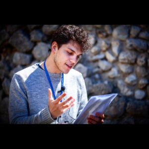 Eduardo Valdarnini Instagram - Ho avuto il piacere di partecipare a questa esperienza unica e di condividere i miei pensieri attraverso la lettura di alcuni testi intramontabili in un quadro idilliaco. Con la speranza che la Cultura e la Bellezza trovino sempre il loro spazio in questo mondo, ringrazio tutti i ragazzi (e i professori) che portano avanti con passione il @progetto_abc