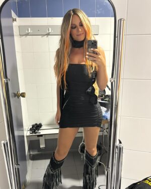 Edurne Instagram - Cositas de Julio 🥰

1. Foto de rodaje con “mírame”✨🫧 
2. Antes de empezar a rodar el videoclip 
3. Mimos de Yanay 😍
4. De cenita con maridito❤️
5. Edición exclusiva de “Éxtasis” en El Corte Inglés
6. Mock up de todas las ediciones de Éxtasis 
7. Seguíamos grabando a las 6.30h de la mañana 
8. Después de grabar el videoclip, se celebró con churros y porras!! 
9. Celebrando con los mejores!!🥰🥰
10. Una de mis lecturas del mes, me ha encantado!!! @penguinlibros 💙