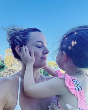 Edurne Instagram - Cositas de Julio 🥰

1. Foto de rodaje con “mírame”✨🫧 
2. Antes de empezar a rodar el videoclip 
3. Mimos de Yanay 😍
4. De cenita con maridito❤️
5. Edición exclusiva de “Éxtasis” en El Corte Inglés
6. Mock up de todas las ediciones de Éxtasis 
7. Seguíamos grabando a las 6.30h de la mañana 
8. Después de grabar el videoclip, se celebró con churros y porras!! 
9. Celebrando con los mejores!!🥰🥰
10. Una de mis lecturas del mes, me ha encantado!!! @penguinlibros 💙