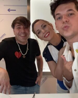 Edurne Instagram - Cositas de Julio 🥰

1. Foto de rodaje con “mírame”✨🫧 
2. Antes de empezar a rodar el videoclip 
3. Mimos de Yanay 😍
4. De cenita con maridito❤️
5. Edición exclusiva de “Éxtasis” en El Corte Inglés
6. Mock up de todas las ediciones de Éxtasis 
7. Seguíamos grabando a las 6.30h de la mañana 
8. Después de grabar el videoclip, se celebró con churros y porras!! 
9. Celebrando con los mejores!!🥰🥰
10. Una de mis lecturas del mes, me ha encantado!!! @penguinlibros 💙