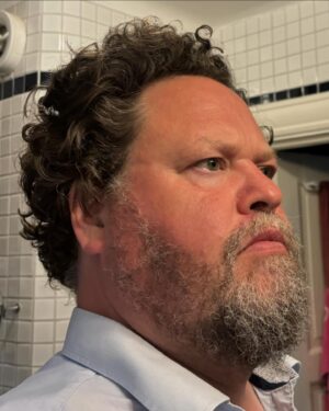Edward Blom Instagram - Försökte odla helskägg (som när jag var ung)  i juli men hann aldrig klart innan det var dags för en filminspelning igen och det var bara att ta bort semesterskägget.