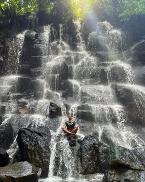 Edward af Sillén Instagram - Herregud så magiskt. 😍 Tvungen att klättra upp! 
Kanto Lampo Waterfall, djupt inne i djungeln på Bali❤️ #Bali