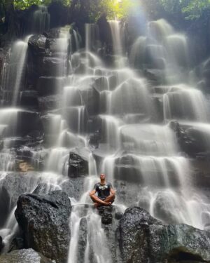 Edward af Sillén Instagram - Herregud så magiskt. 😍 Tvungen att klättra upp! 
Kanto Lampo Waterfall, djupt inne i djungeln på Bali❤️ #Bali