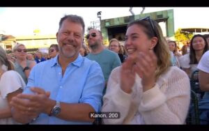 Edward af Sillén Instagram - Jag och Daniel fick glädjen att gå loss och skriva ett nummer till Pernillas Allsångspremiär. En glädje!
Grym musik av @mathias_venge , perfekt koreografi av @emiliasandquist och som alltid; Dunderleverans av otroliga @pernillawahlgren  Tack dansarna, ni är 🫶
Hela numret finns på SVT Play!