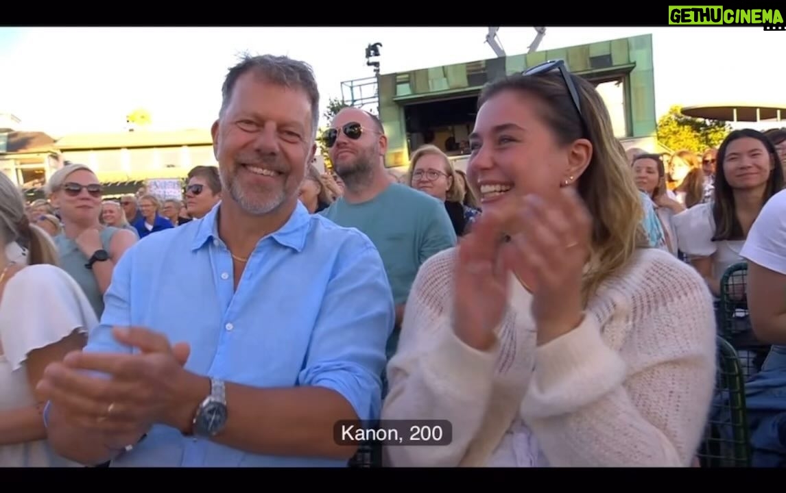 Edward af Sillén - 4.5K Likes - Jag och Daniel fick glädjen att gå loss och skriva ett nummer till Pernillas Allsångspremiär. En glädje!
Grym musik av @mathias_venge , perfekt koreografi av @emiliasandquist och som alltid; Dunderleverans av otroliga @pernillawahlgren Tack dansarna, ni är 🫶
Hela numret finns på SVT Play!