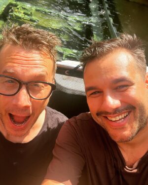 Edward af Sillén Instagram - Min bästa vän och fellow film- och entertainment-älskare hade ALDRIG varit i Hollywood. Det var en livsdröm för honom. Han fyllde 50. Resan var given. Som två barn har vi nu skrattat och förtrollat oss genom Los Angeles. Vandrat Sunset Boulevard fram och tillbaka, och pratat om alla de miljoner historiska möten och beslut som skett här, som påverkat våra liv. Och jag har gått från sjuk till frisk. Från svag till starkare. Nu åker vi vidare - in i Nevadaöknen. ☀️ #Äventyr #Hollywood #GrattisOla