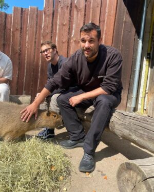 Edward af Sillén Instagram - Capybara bonanza! 🥹 Min otroliga 40-års present från Ola, Martina, Thea och Ian — guidning, mys, häng, kel och matning av Kolmårdens underbara Capybaror 🥹❤️❤️ Helt magiskt!!! @kolmardensdjurpark